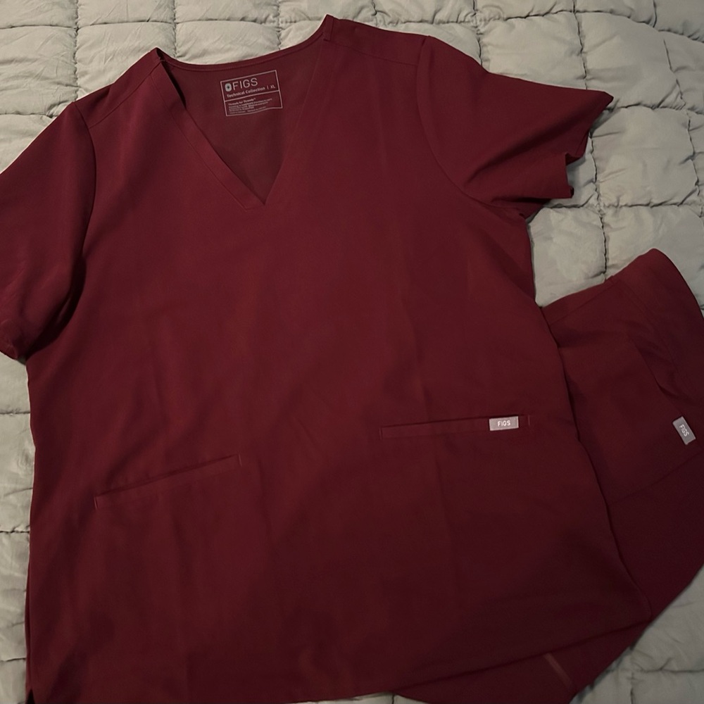 Figs Women’s Maroon Scrub Set